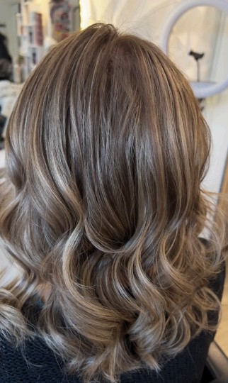 Balayage mörkt hår Skellefteå – naturliga ljusare toner med fin volym och rörelse hos Hårakuten frisörsalong