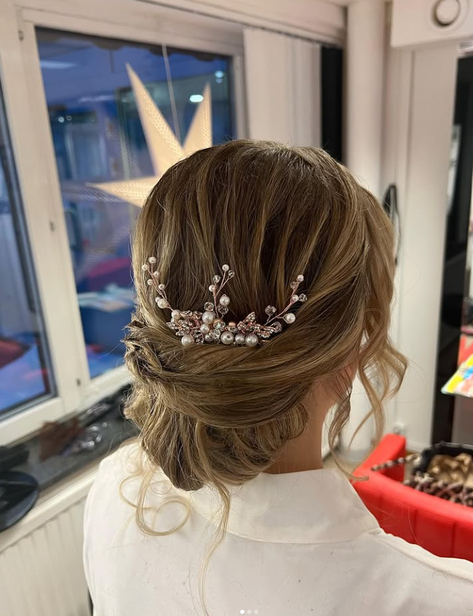 Bruduppsättning Skellefteå – elegant låg knut med pärl- och kristallhårspänne hos Hårakuten